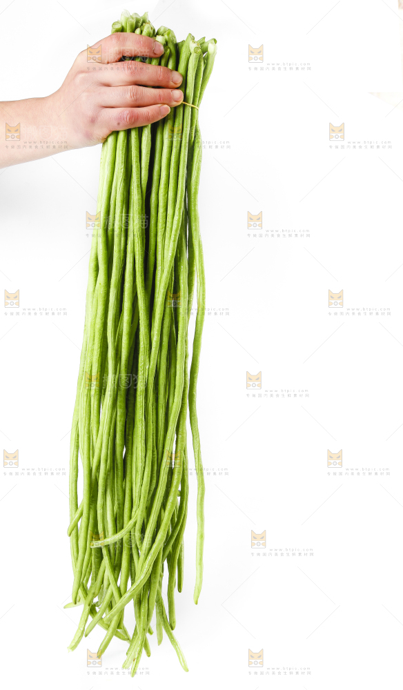 手拿新鲜豇豆
