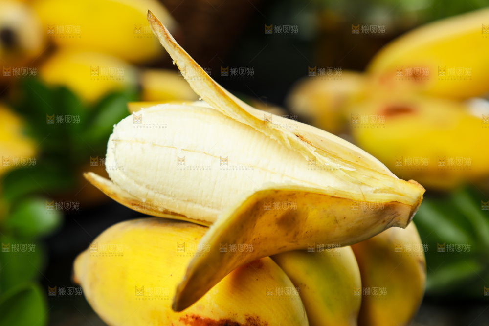 黑石板上放着苹果蕉