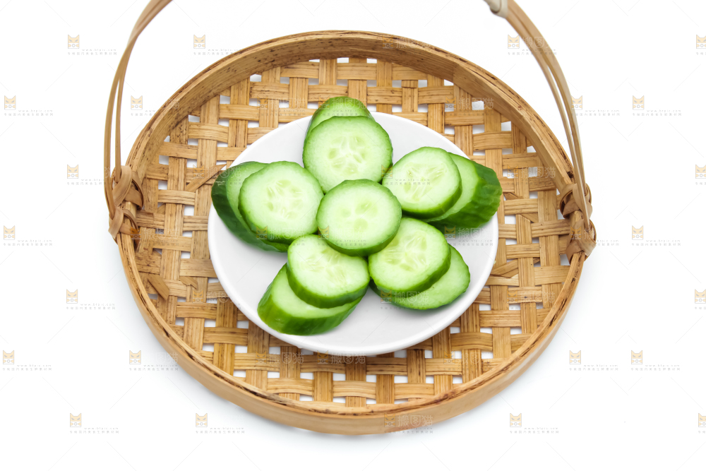 白底上放着切开的新鲜小黄瓜