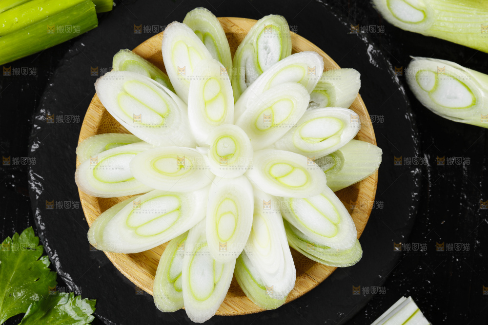 圆碟里放着大葱