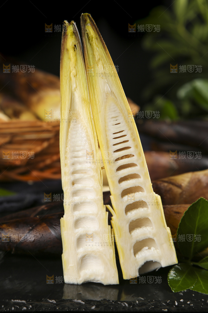 黑底上放着切开的临安春笋