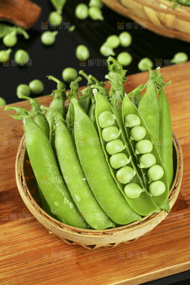 竹篮里放着豌豆荚
