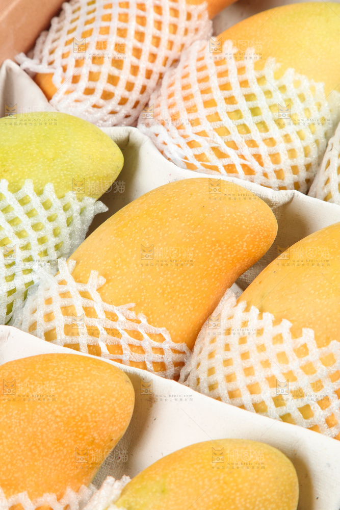 白底上放着一箱水仙芒果