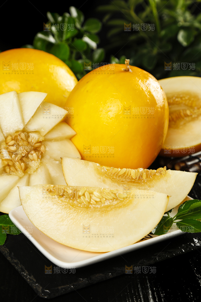 黑石板上放着切开的阎良黄河蜜瓜