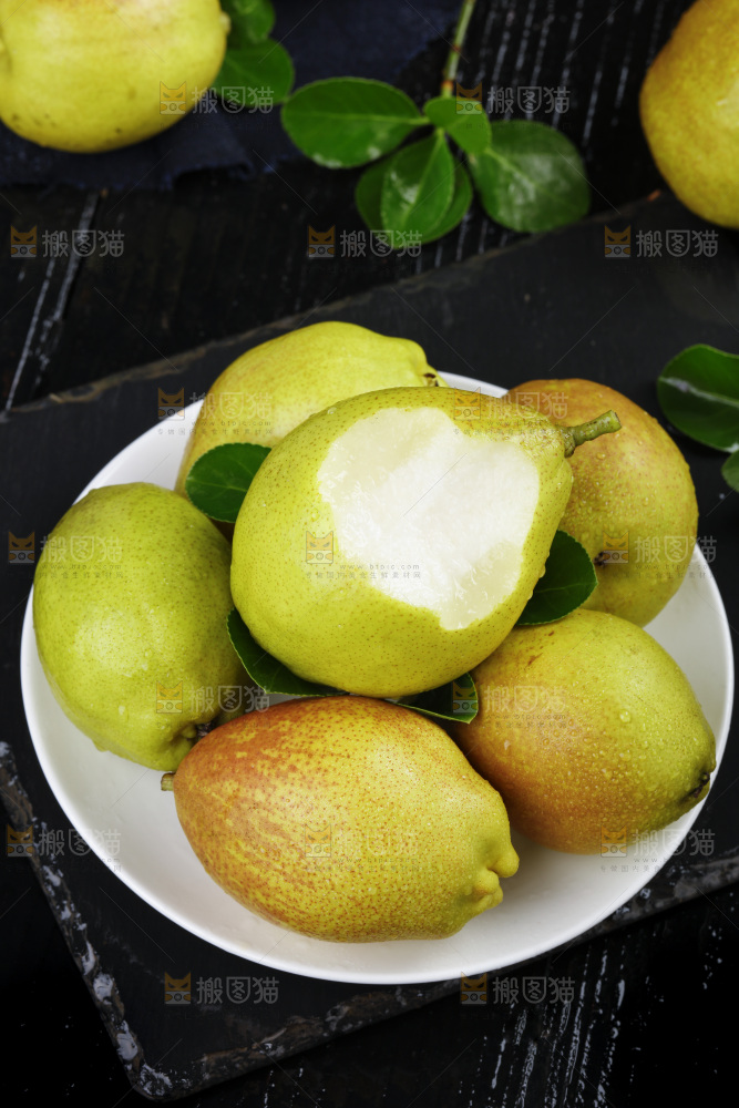黑底上放着一盘新疆库尔勒香梨