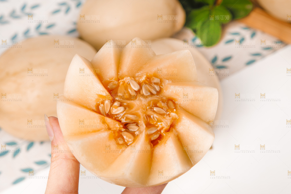 手拿切开的阎良甜瓜