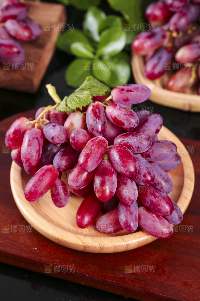 木碟上装着美人指葡萄