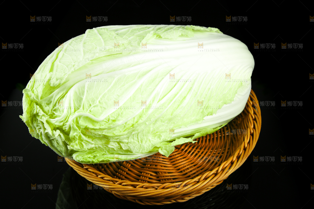 黑底上的黄心大白菜