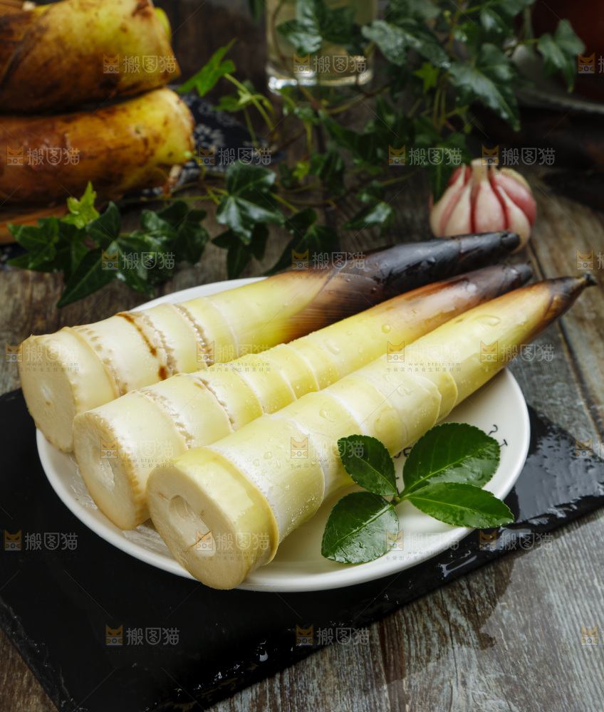 石板上放着新鲜临安春笋