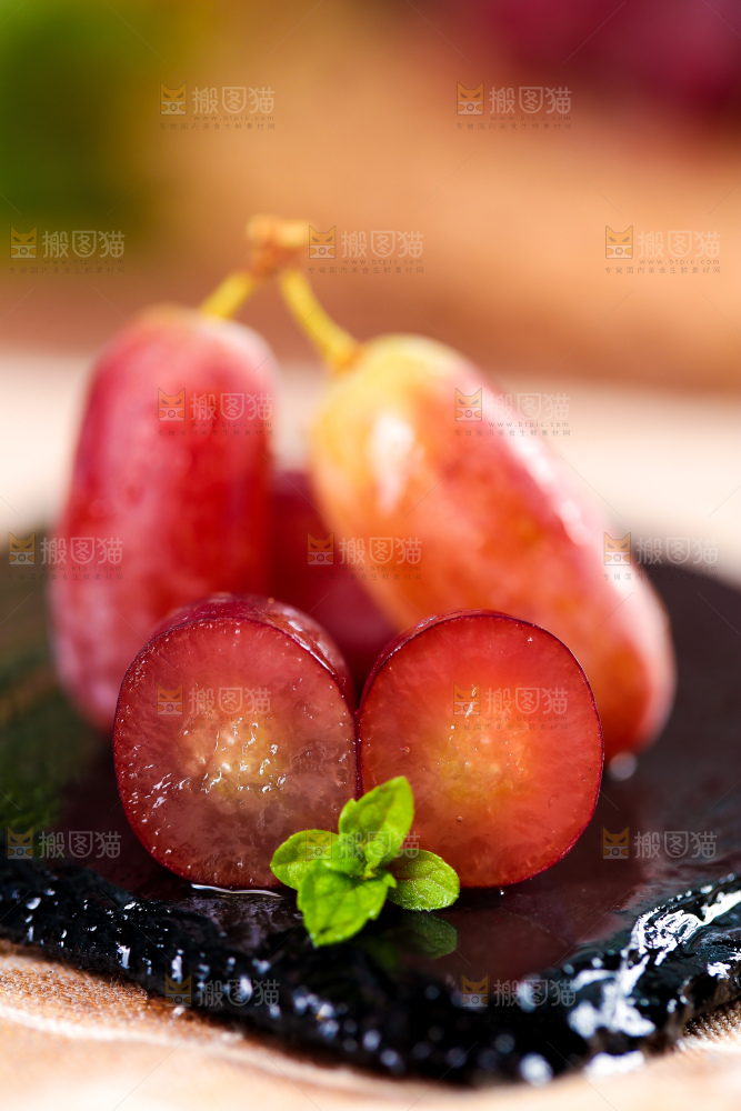 黑石板上放着切开的澳洲美人指葡萄