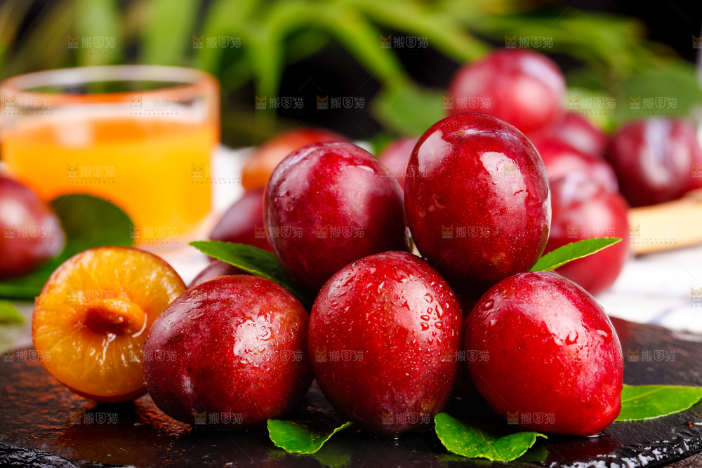 新鲜加州大西梅放在深底上