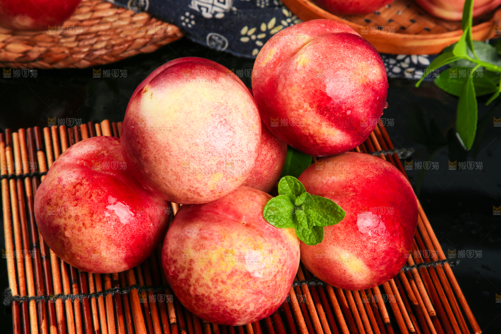 木底上放着新鲜进口油桃