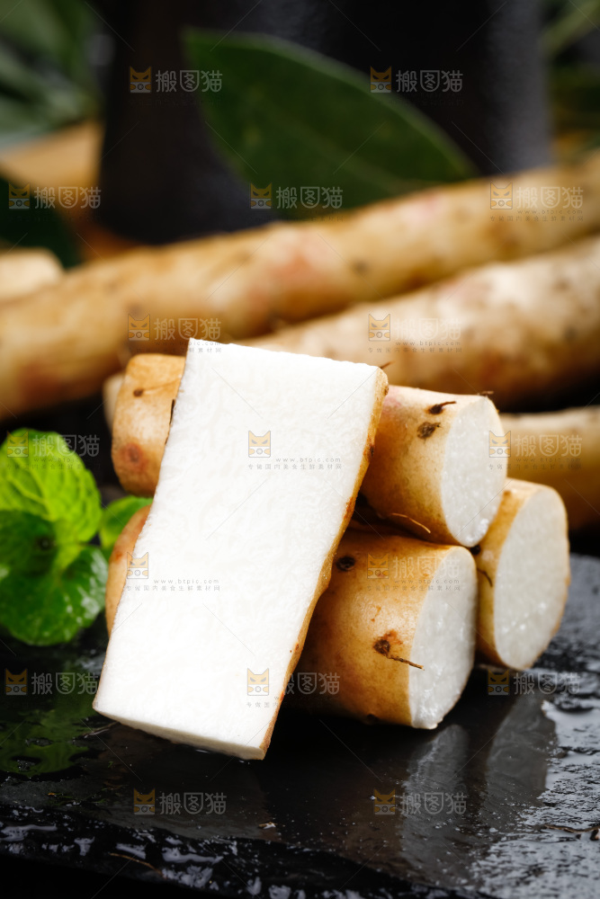 黑底上放着淮山药