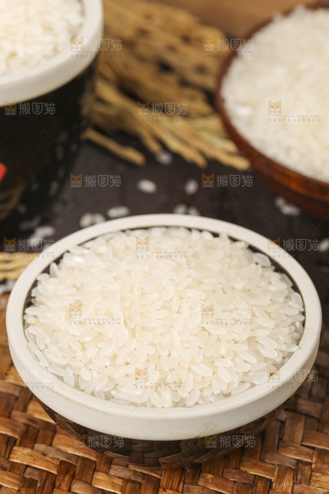 木底上放着一碗东北五常大米