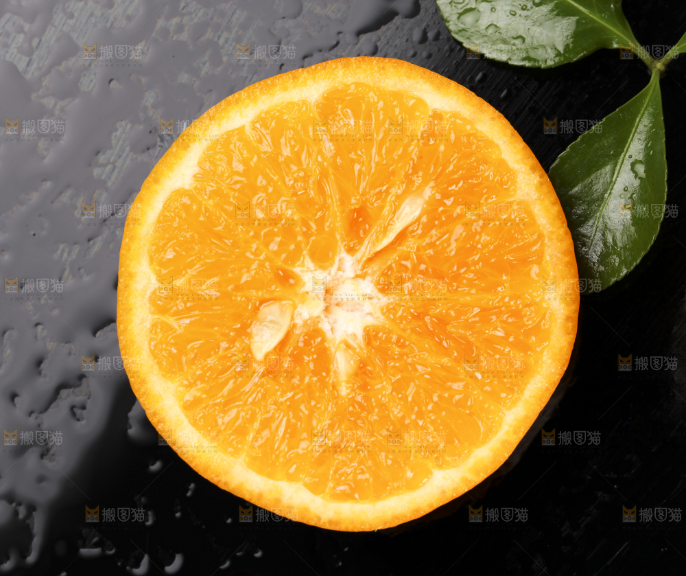 黑底上放着切开的广西沃柑