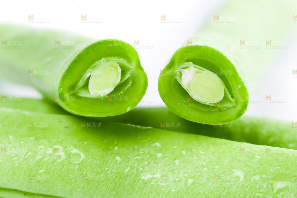 白底上放着切开的云南新鲜四季豆