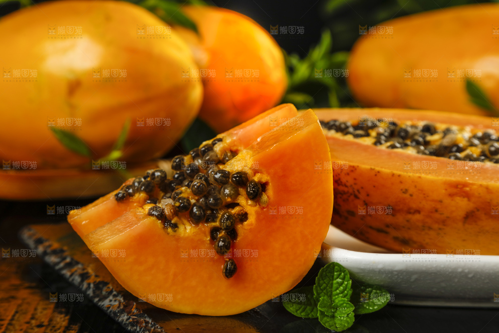 深底上放着新鲜的冰糖木瓜