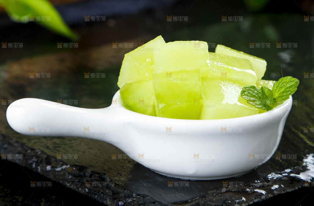 黑底上放着玫珑蜜瓜果肉