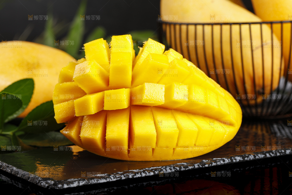 切开的海南金煌水仙芒放在深底上