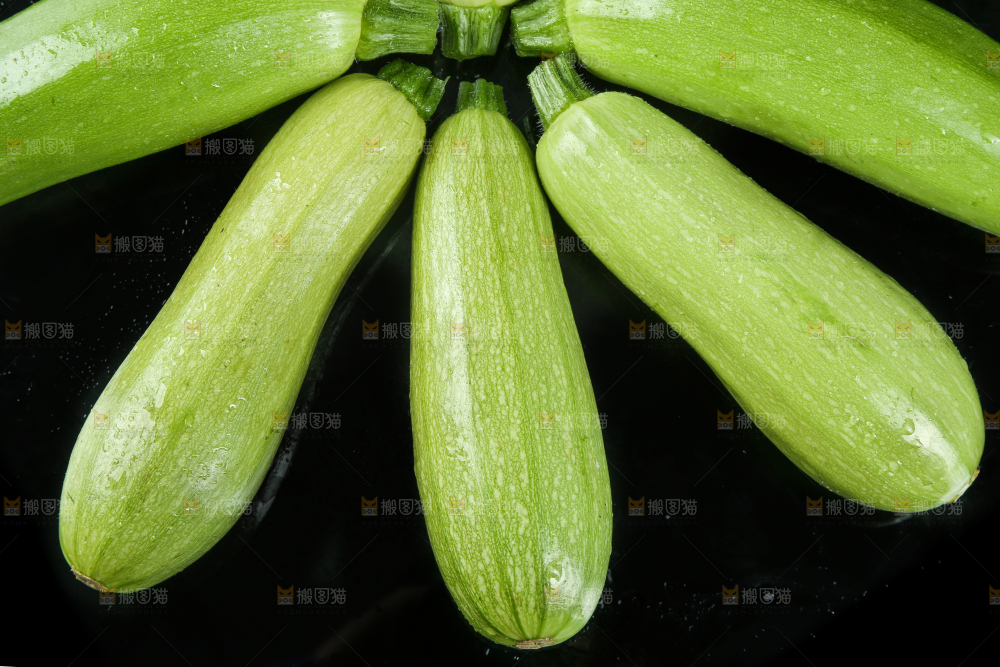 黑底上摆放着西葫芦