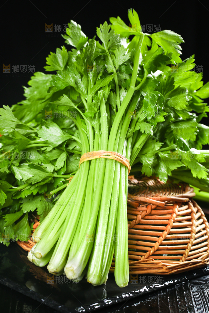 篮子里装着芹菜