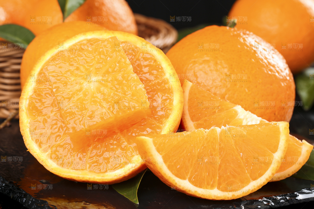 黑石板上放切开的四川青见