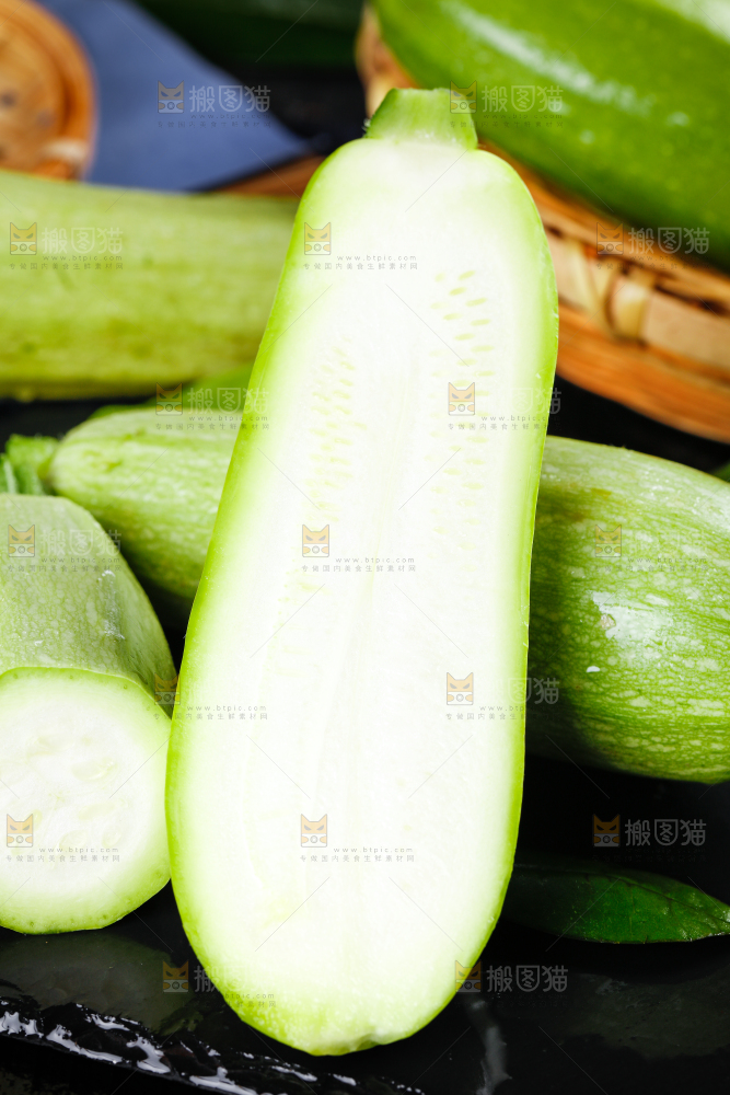 黑底上放着西葫芦