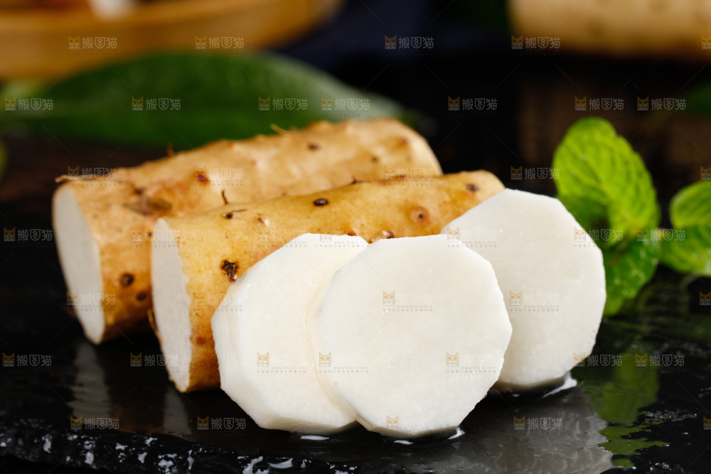 黑石板上摆放着淮山药