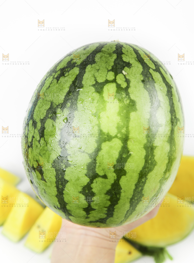 手拿黄心甜西瓜