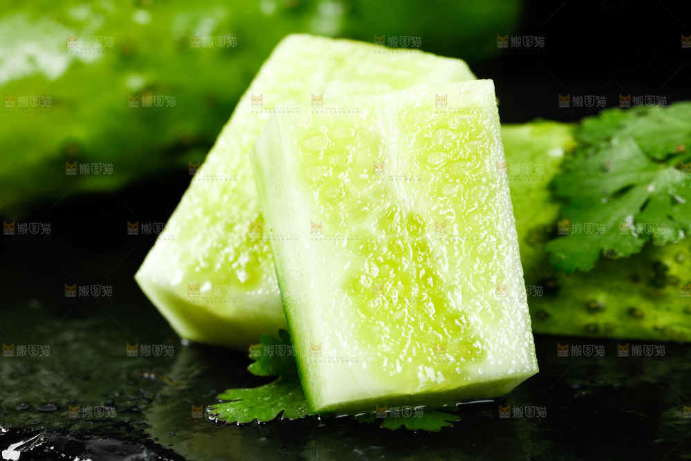 深底上摆放着黄瓜