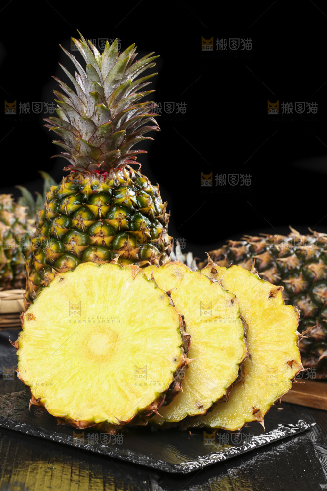 黑底上放着切开的凤梨
