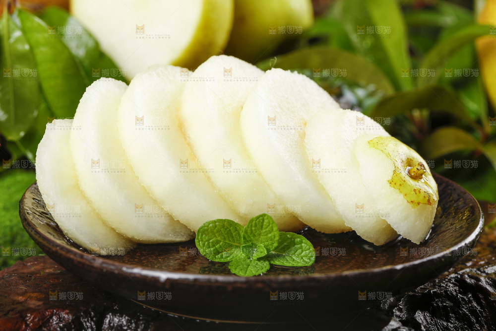 深底上放着一盘红香酥梨