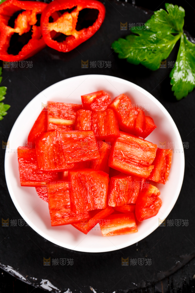 深底上放着新鲜红辣椒