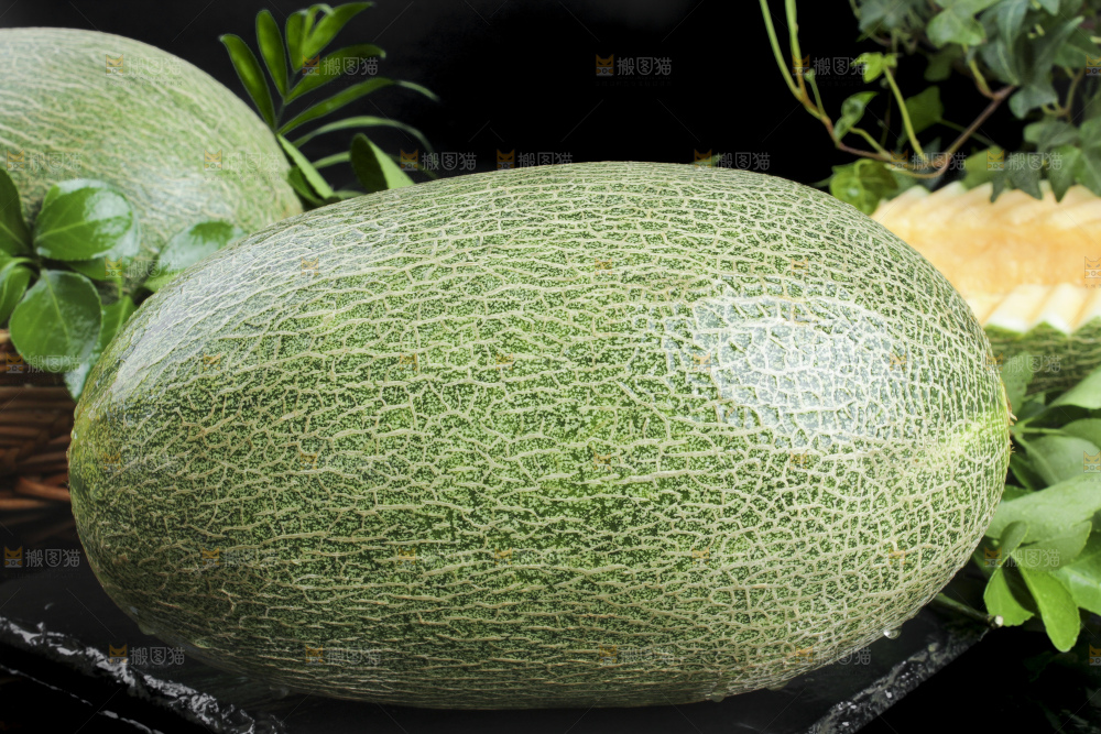 黑底上放着新鲜哈密瓜