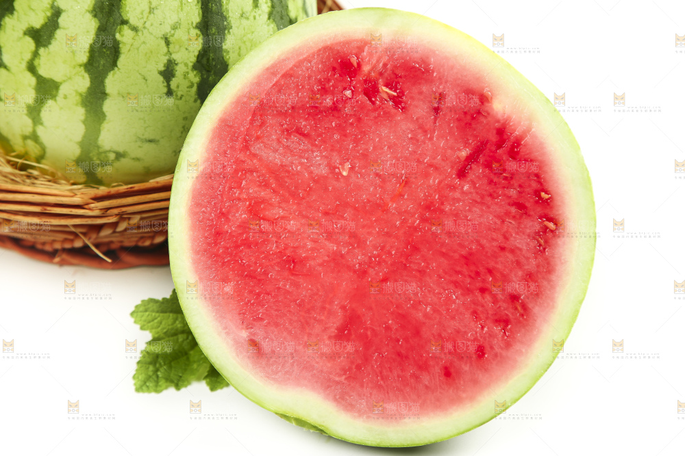 白底上放着切开的海南西瓜