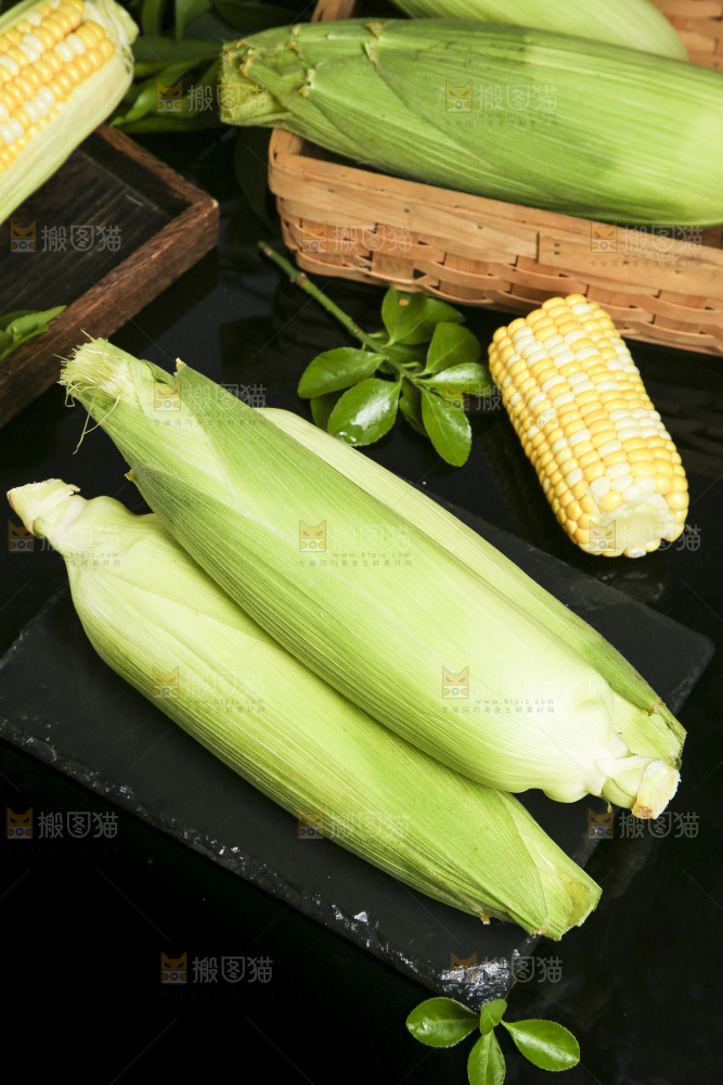 黑石板上放着玉米