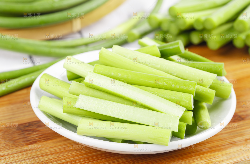 木底上放着蒜苔