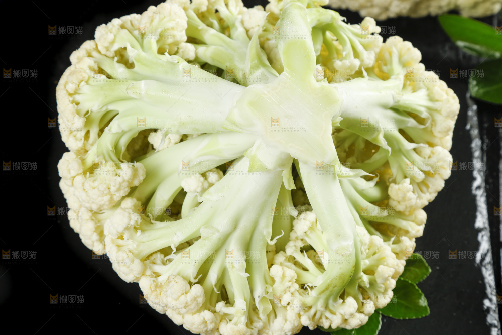 深底上放着新鲜的山东花椰菜