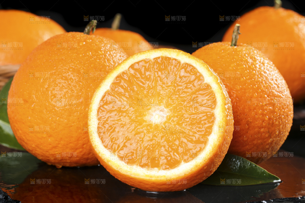 黑石板上放切开的青见