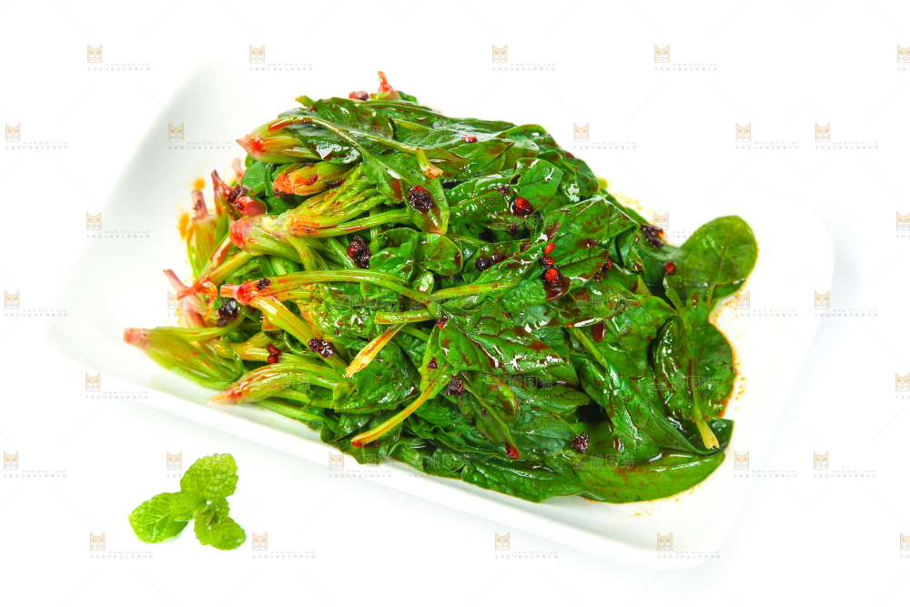 白底上放着一盘凉拌菠菜