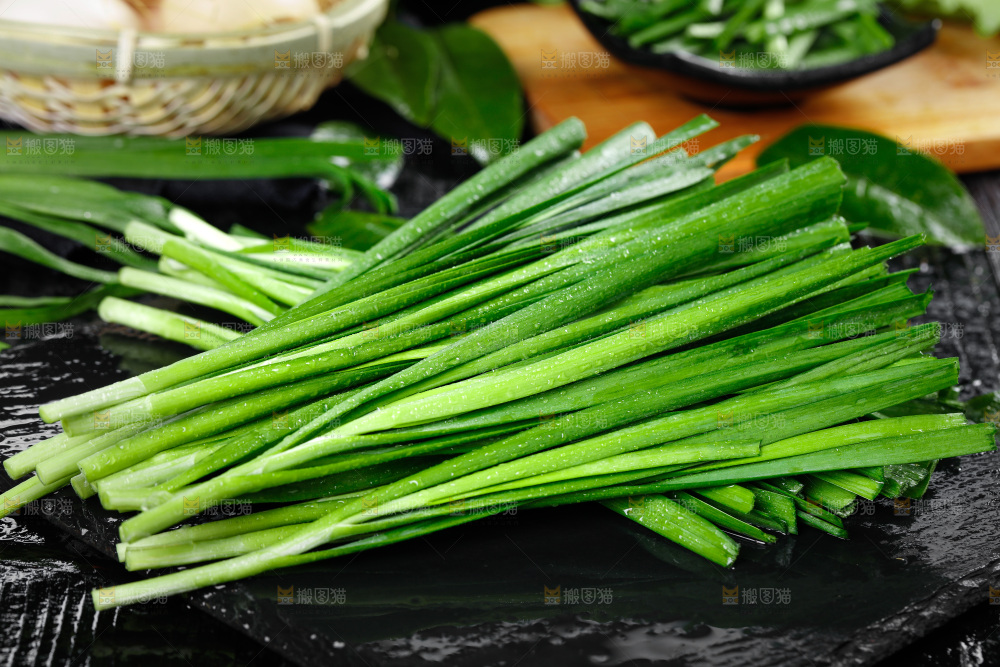 黑石板上的韭菜