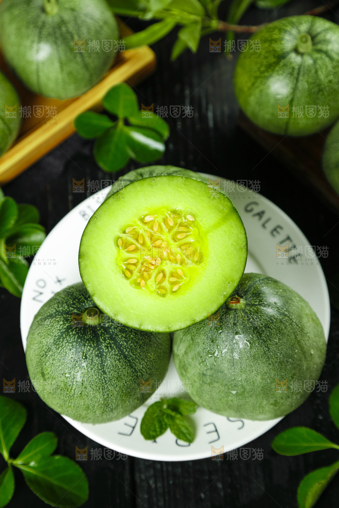 黑底上一盘绿宝甜瓜