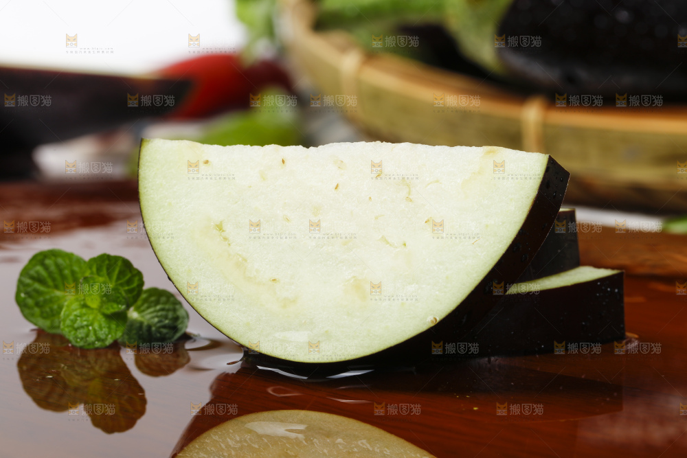 木底上的紫茄子