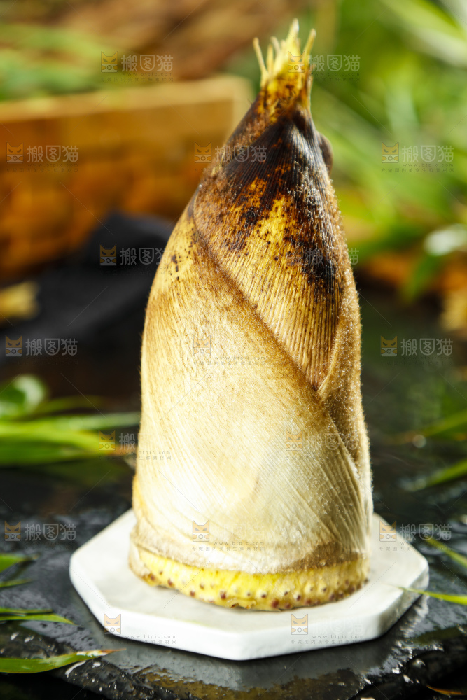 白垫上放着黄泥春笋
