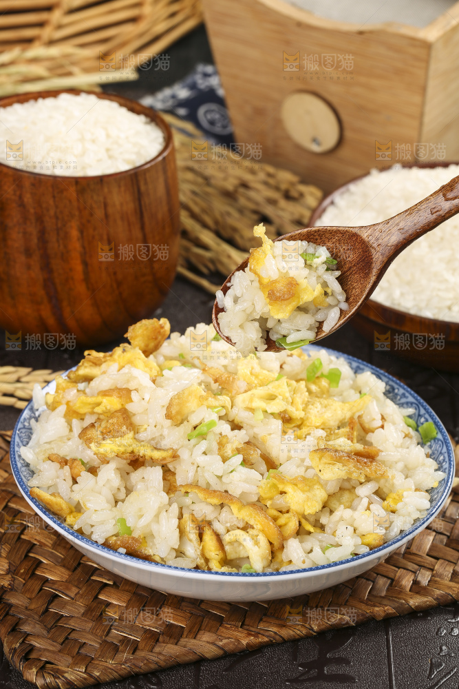 勺子里装着蛋炒饭