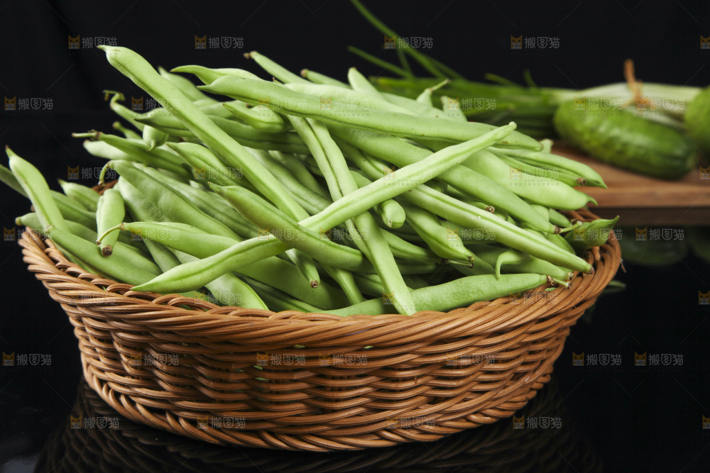 深底上的新鲜四季豆