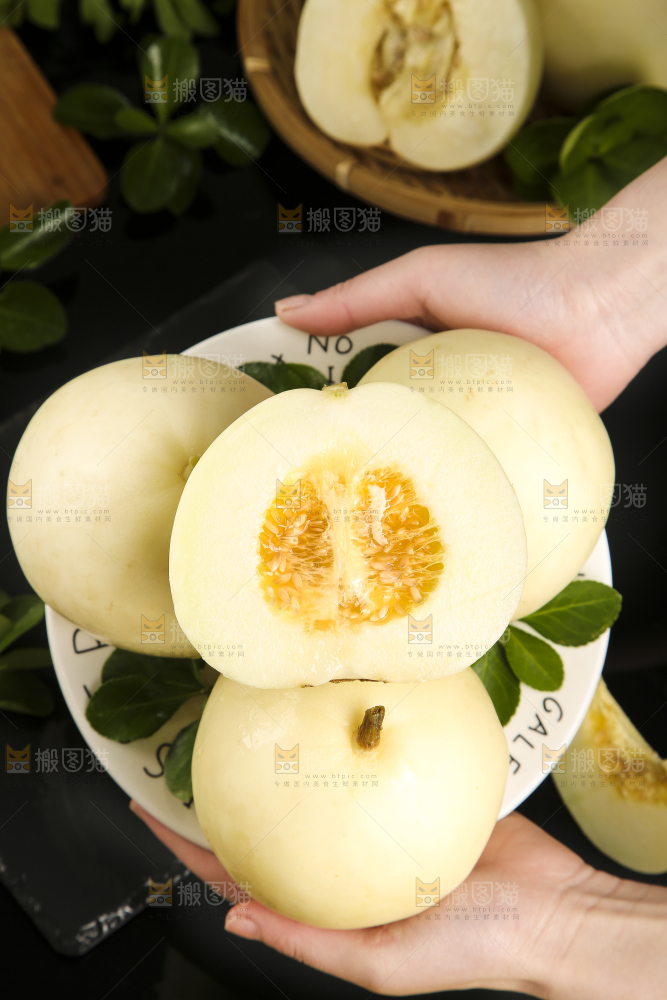 盘子里放着切开陕西阎良甜瓜