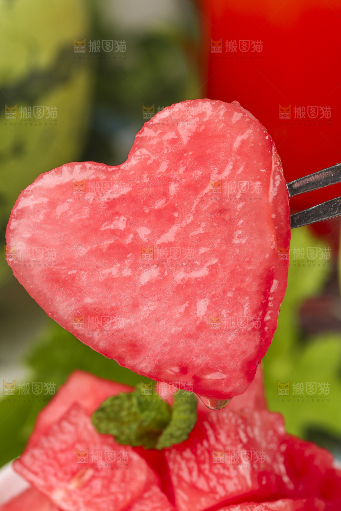 叉子叉着红心西瓜果肉
