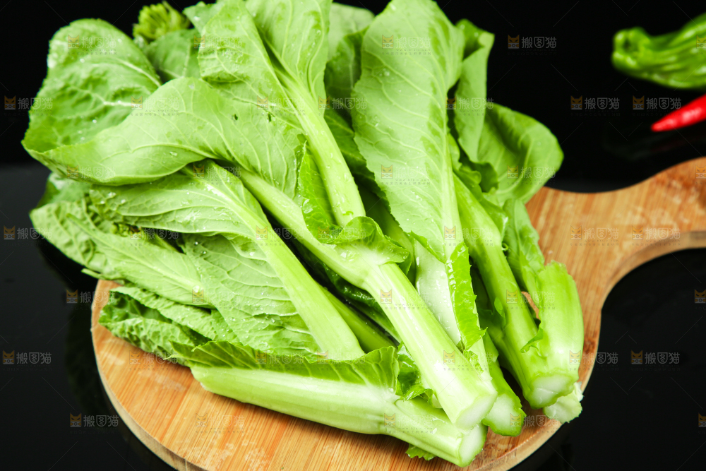 黑底上放着菜薹