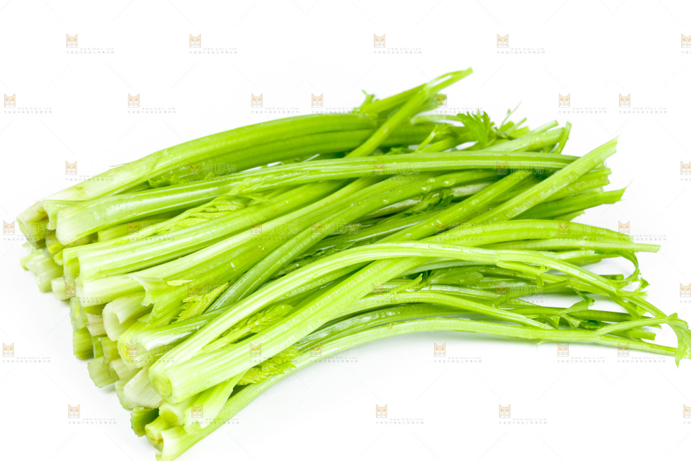 白底上放着芹菜